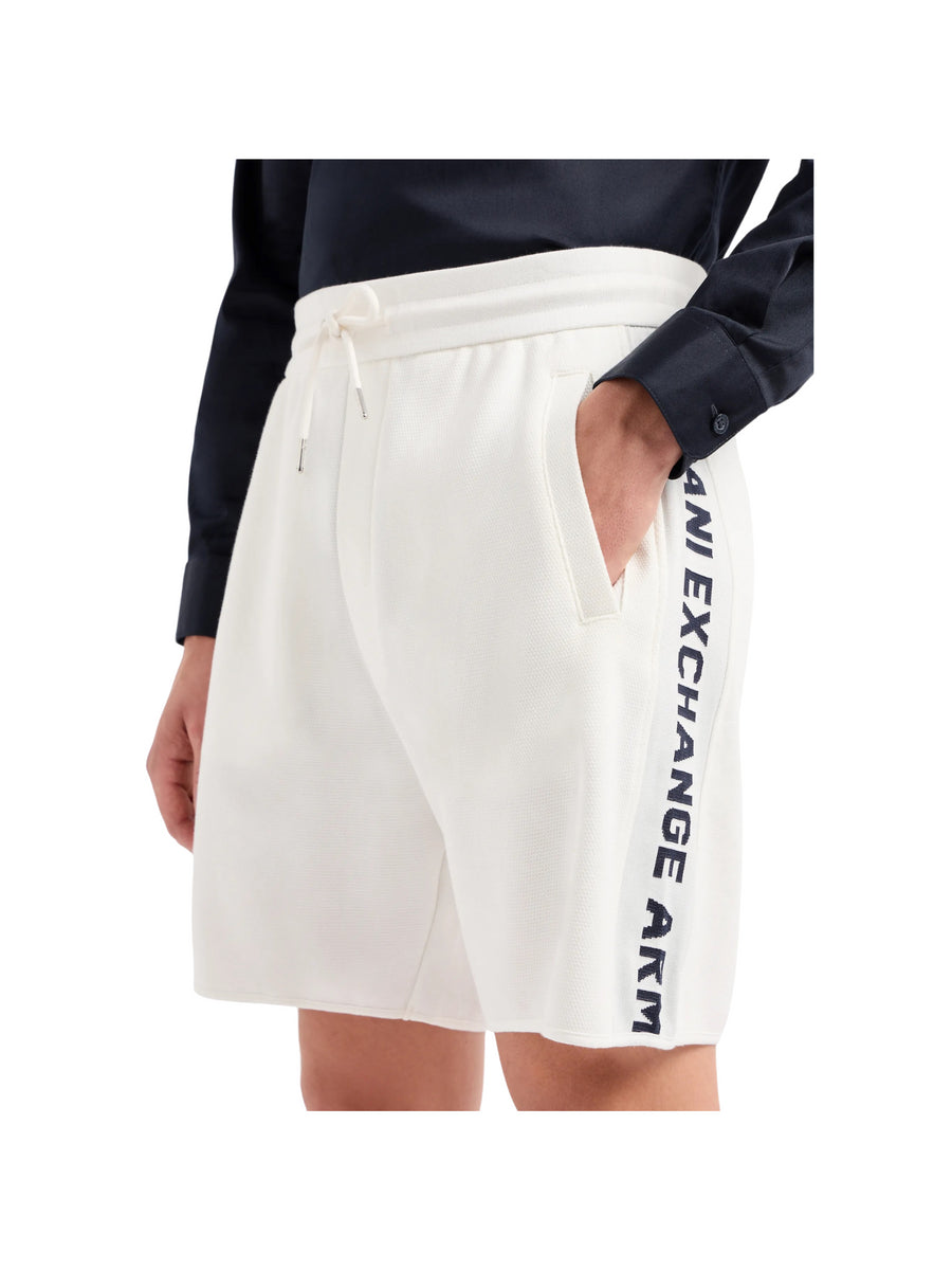 Shorts in tessuto jacquard bianco sporco con logo nastro