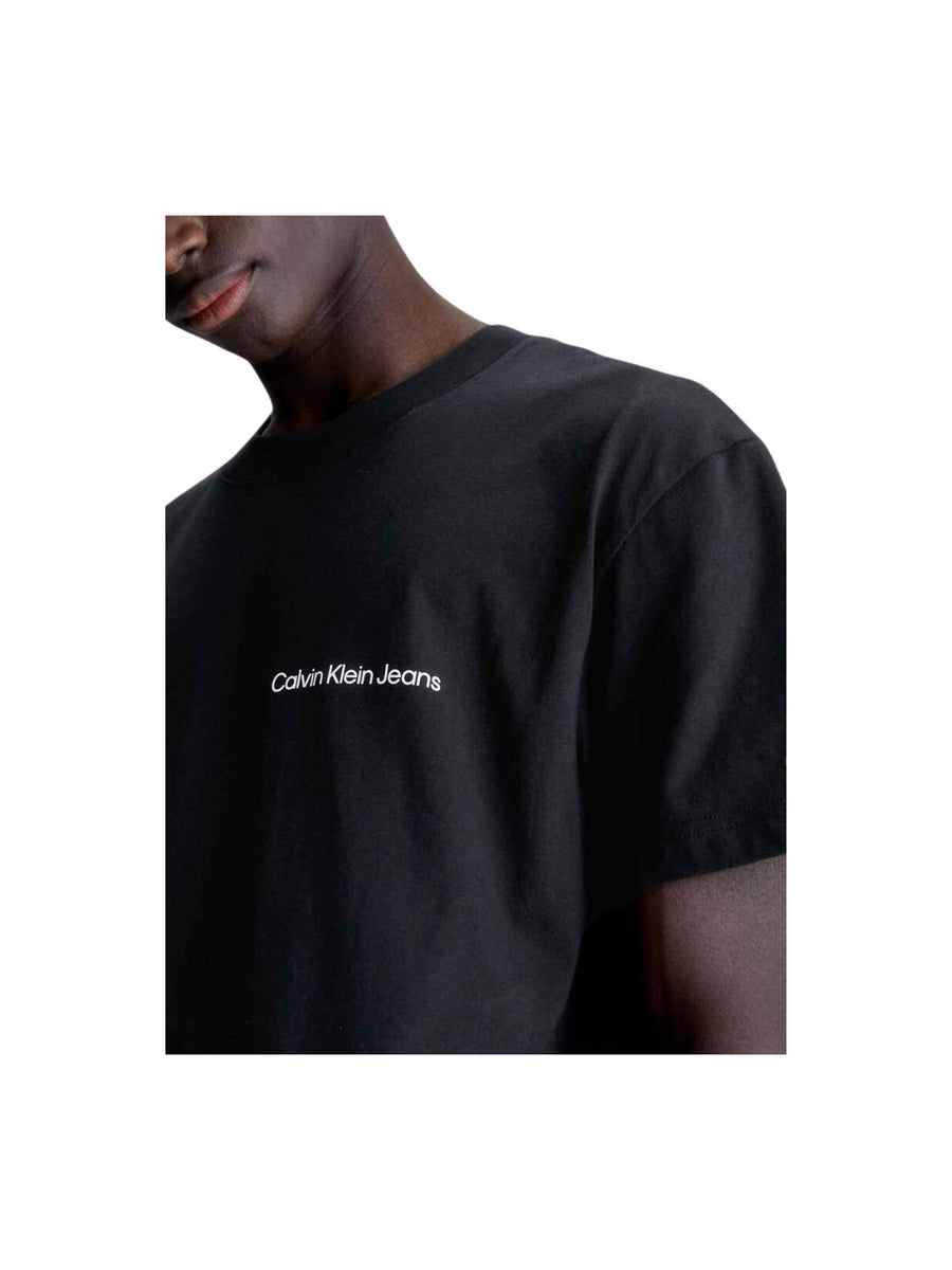 T-shirt nera logo sul petto