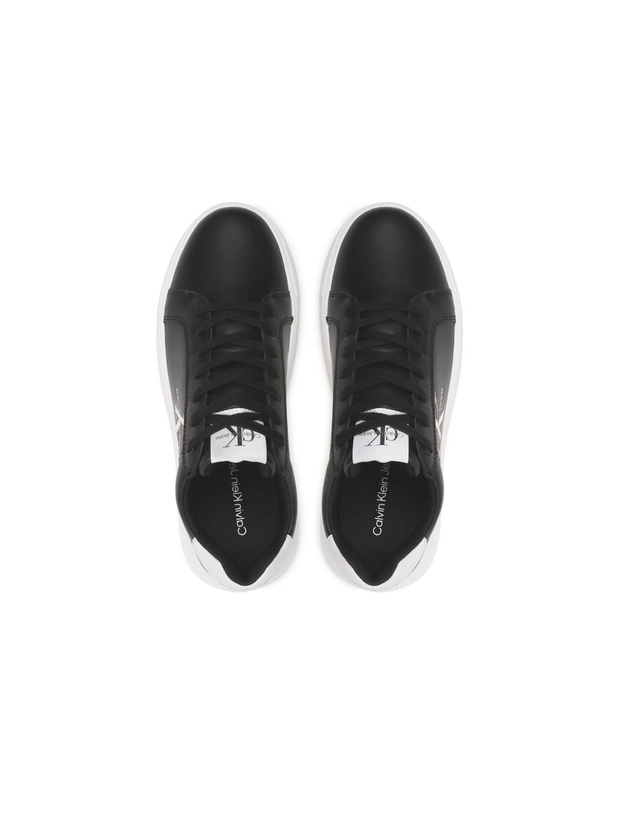 Sneakers nere con dettagli in bianco