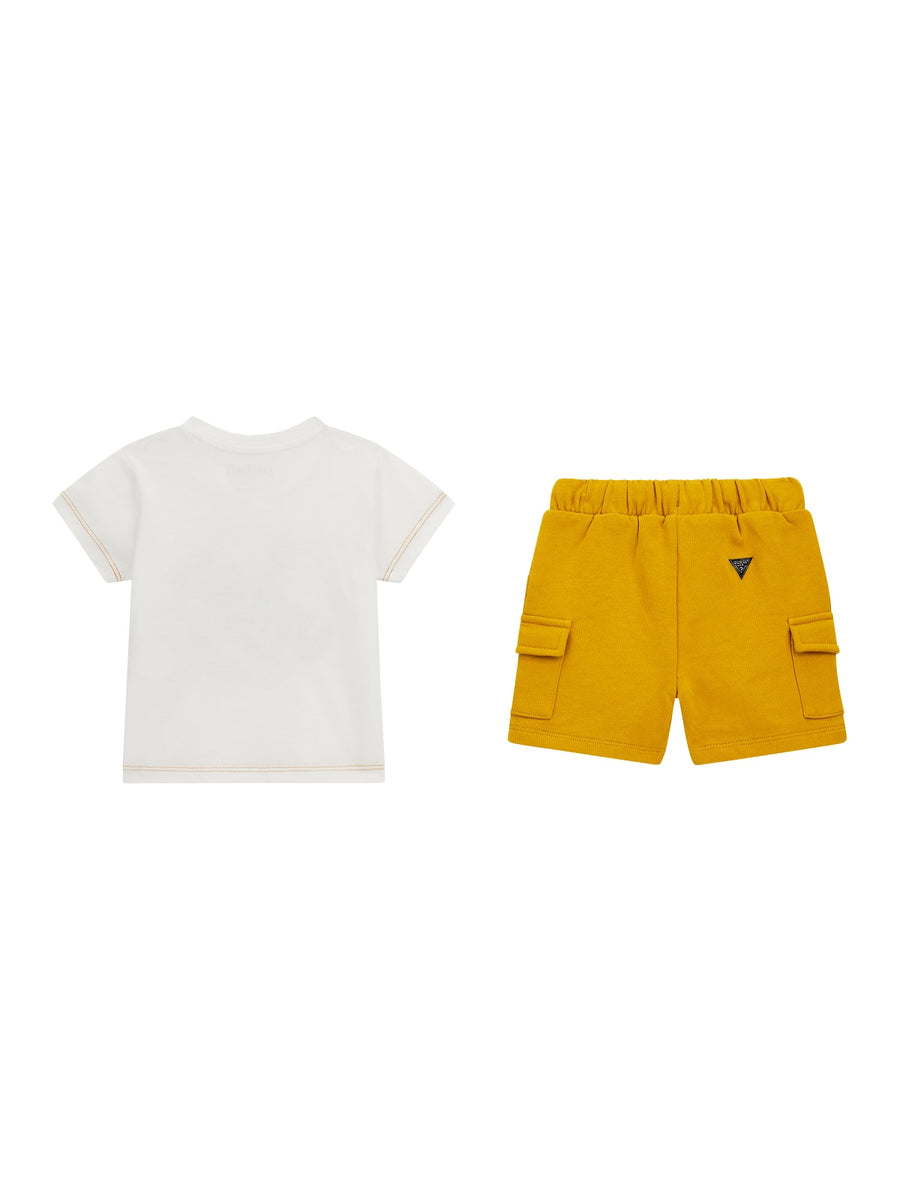 Completo bianco e senape con t-shirt e shorts cargo