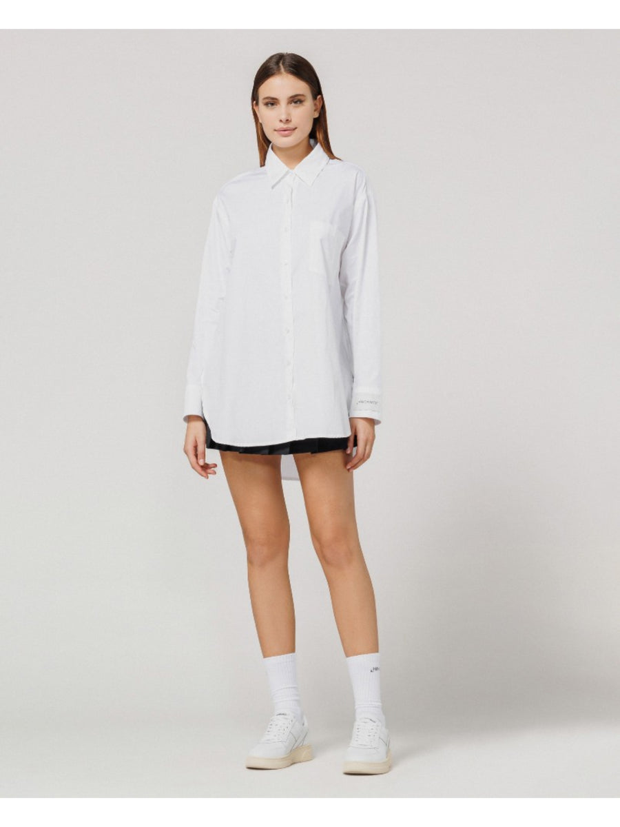 Camicia in cotone over bianca con etichetta sul polso