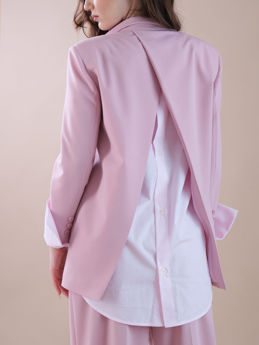Giacca rosa aperta sul retro con camicia a righe