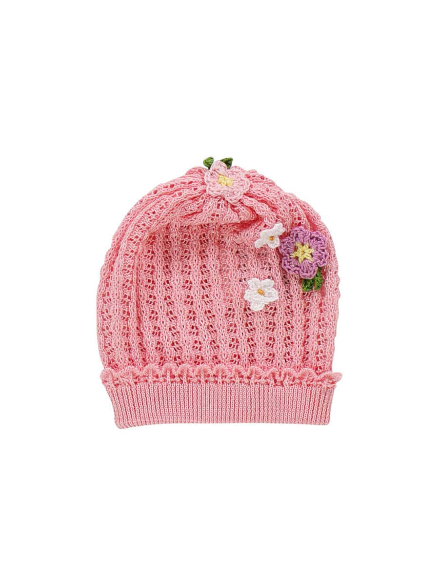 Cappello traforato in filo rosa con fiori applicati