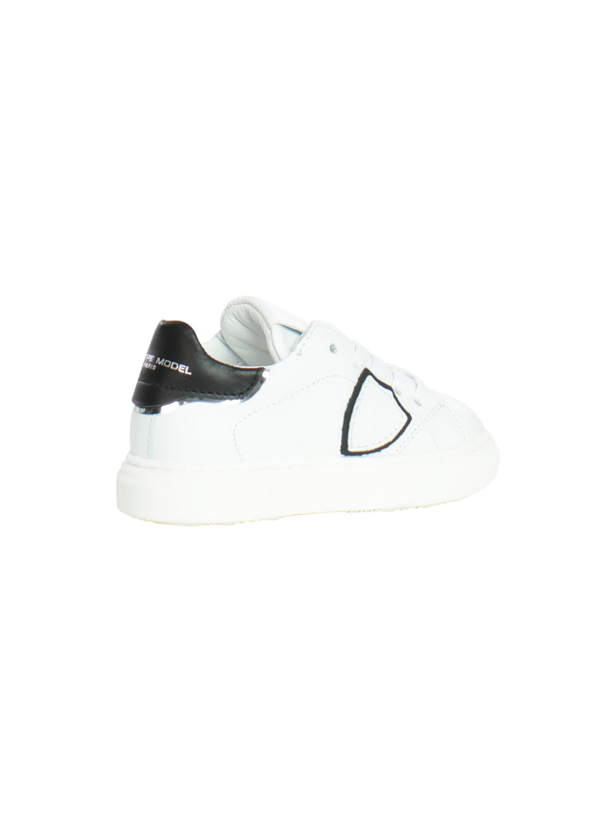 Sneakers in pelle bianca con topponcino nero