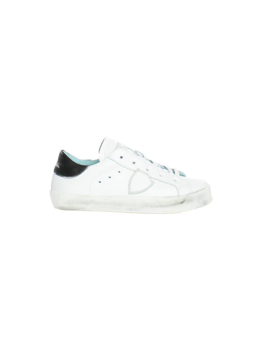 Sneakers bianche in pelle con topponcino nero