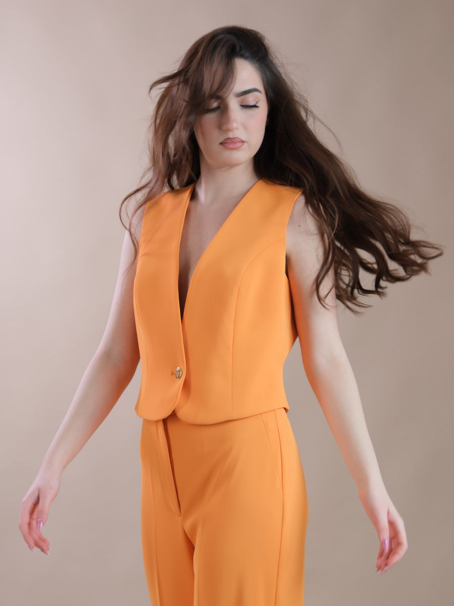 Gilet Pirvè arancione con bottone gioiello