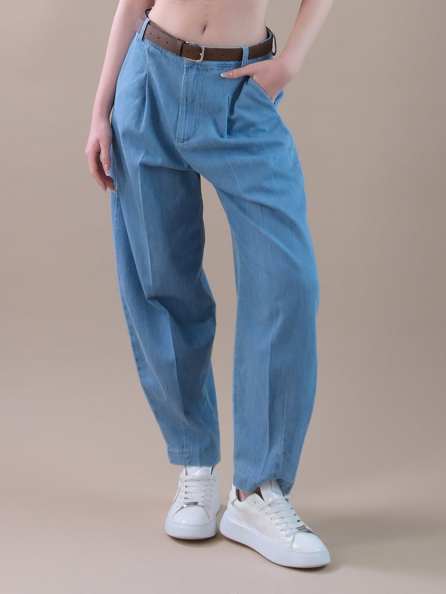 Jeans carrot con pinces e cintura