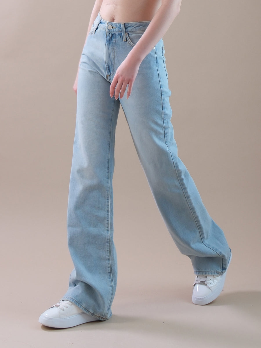 Jeans lavaggio chiaro con gamba larga