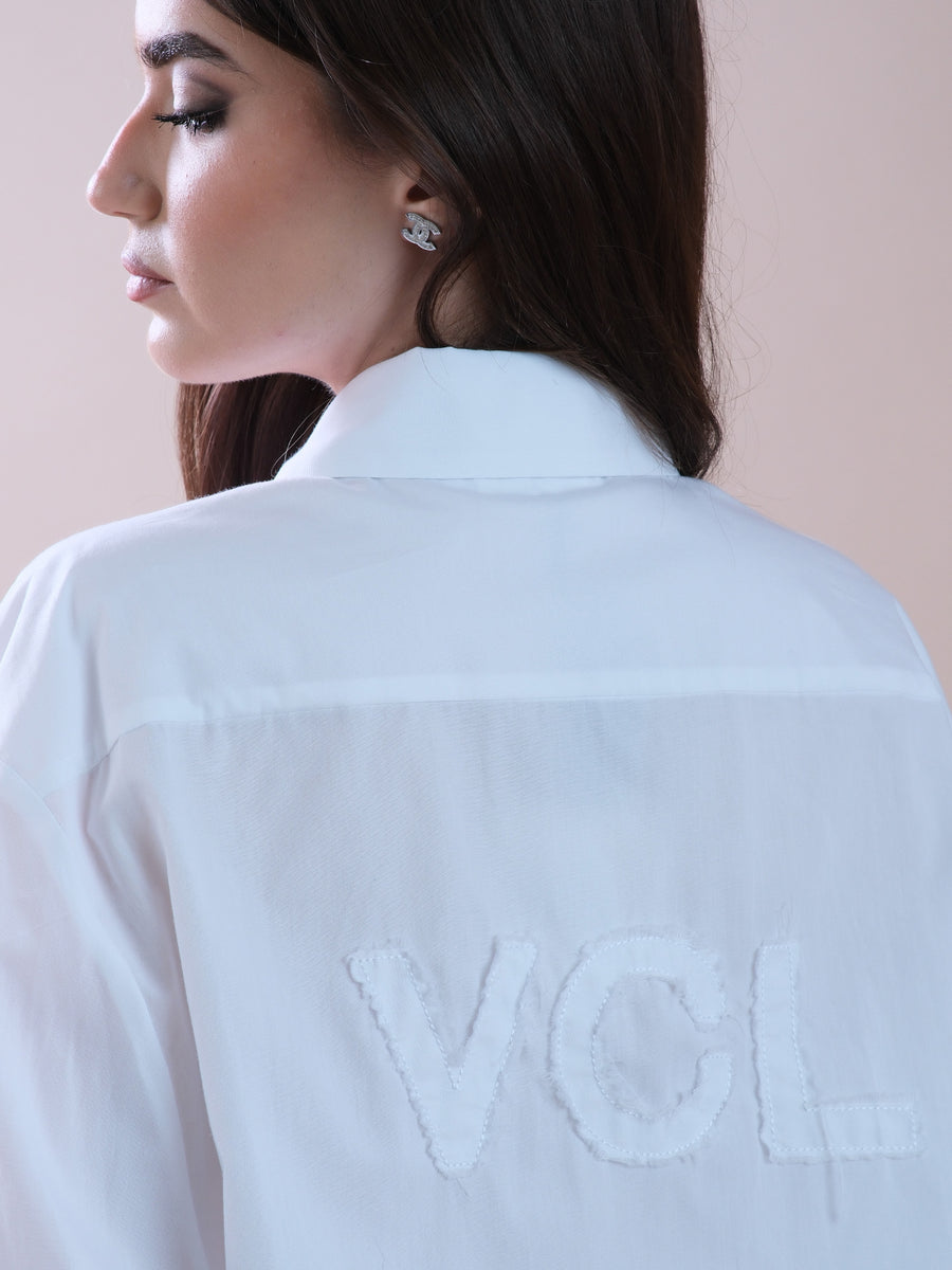Camicia bianca con ricamo sfrangiato VCL sul retro