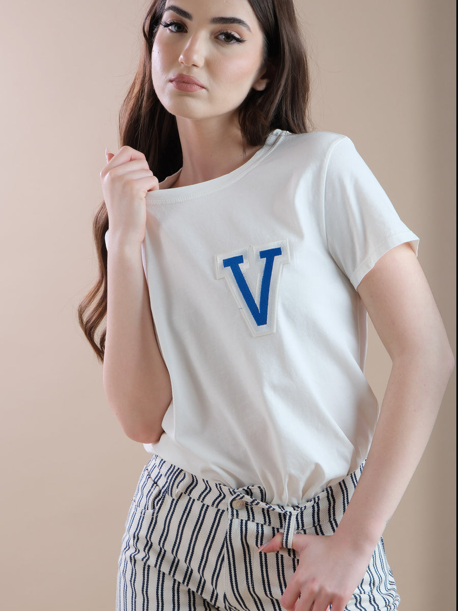 T-shirt bianca con maxi patch V blu applicato