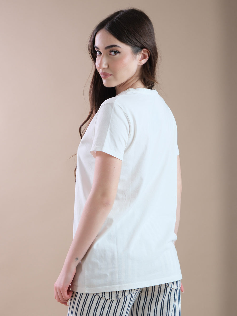 T-shirt bianca con maxi patch V blu applicato