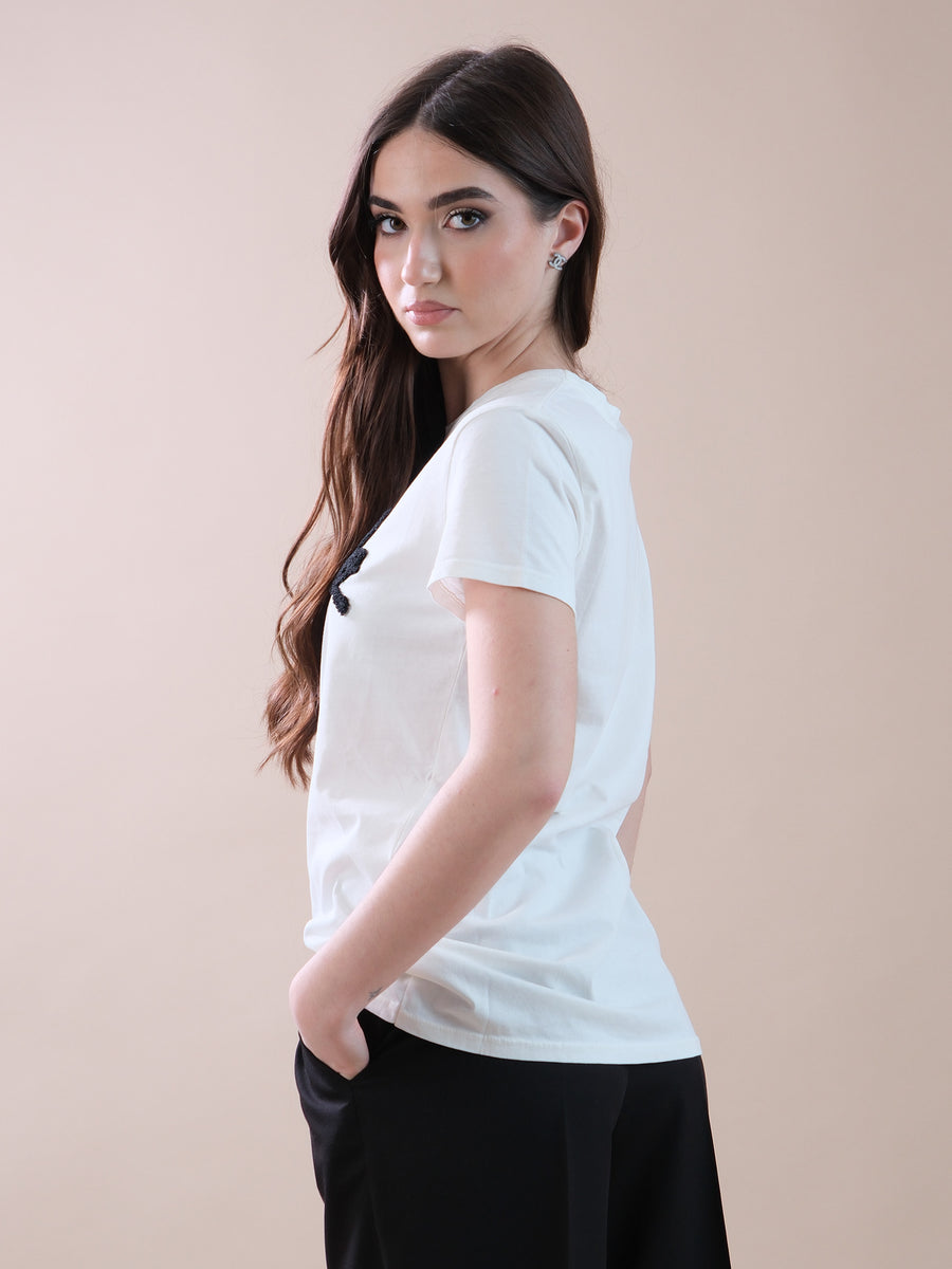 T-shirt bianca con logo nero in maglia a rilievo