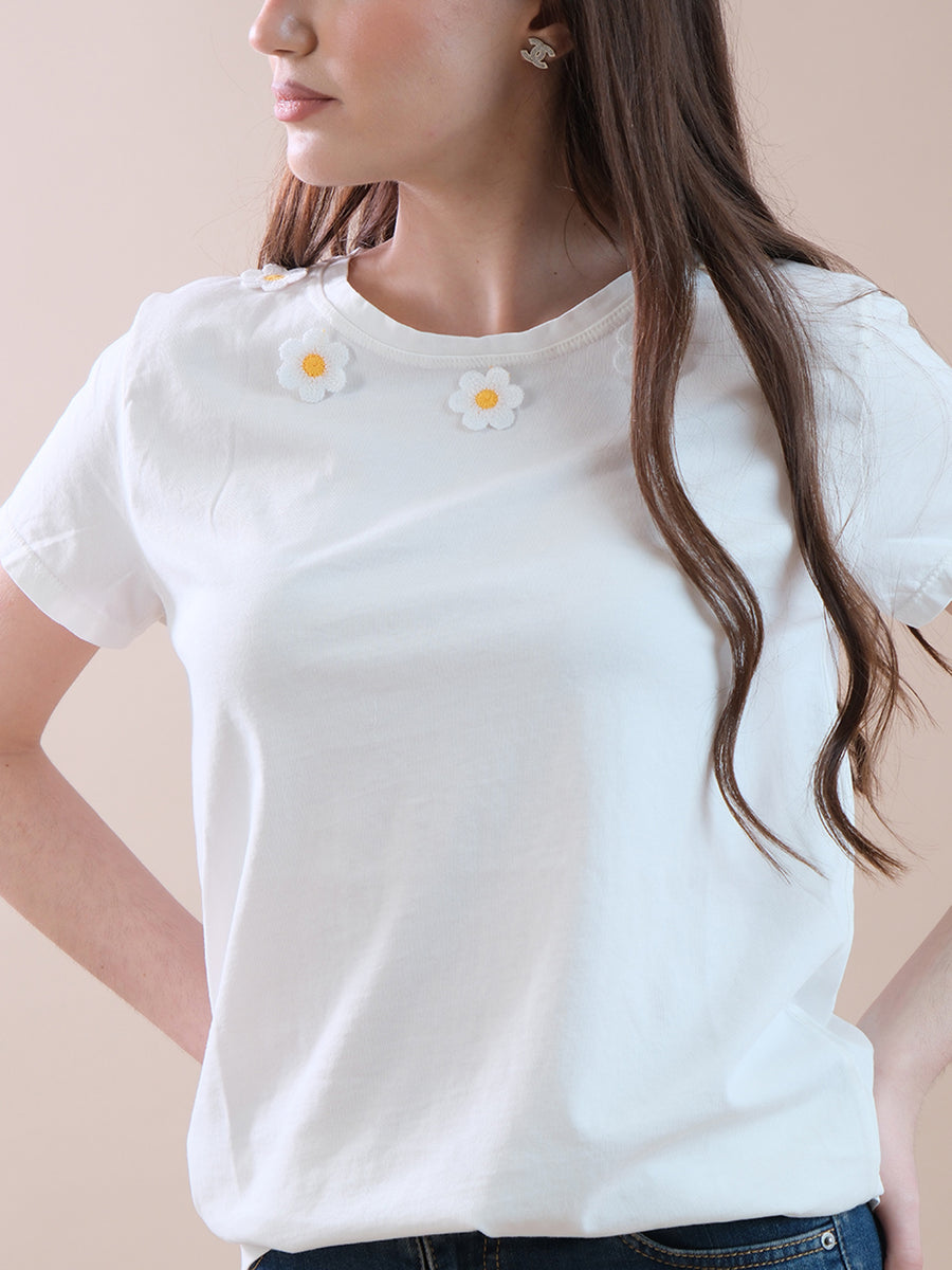 T-shirt bianca con margherite applicate al collo