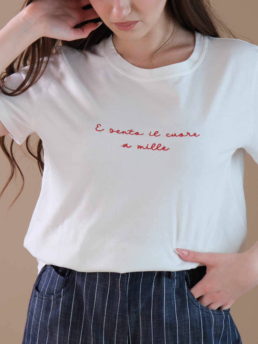 T-shirt bianca scritta rossa "E sento il cuore a mille"