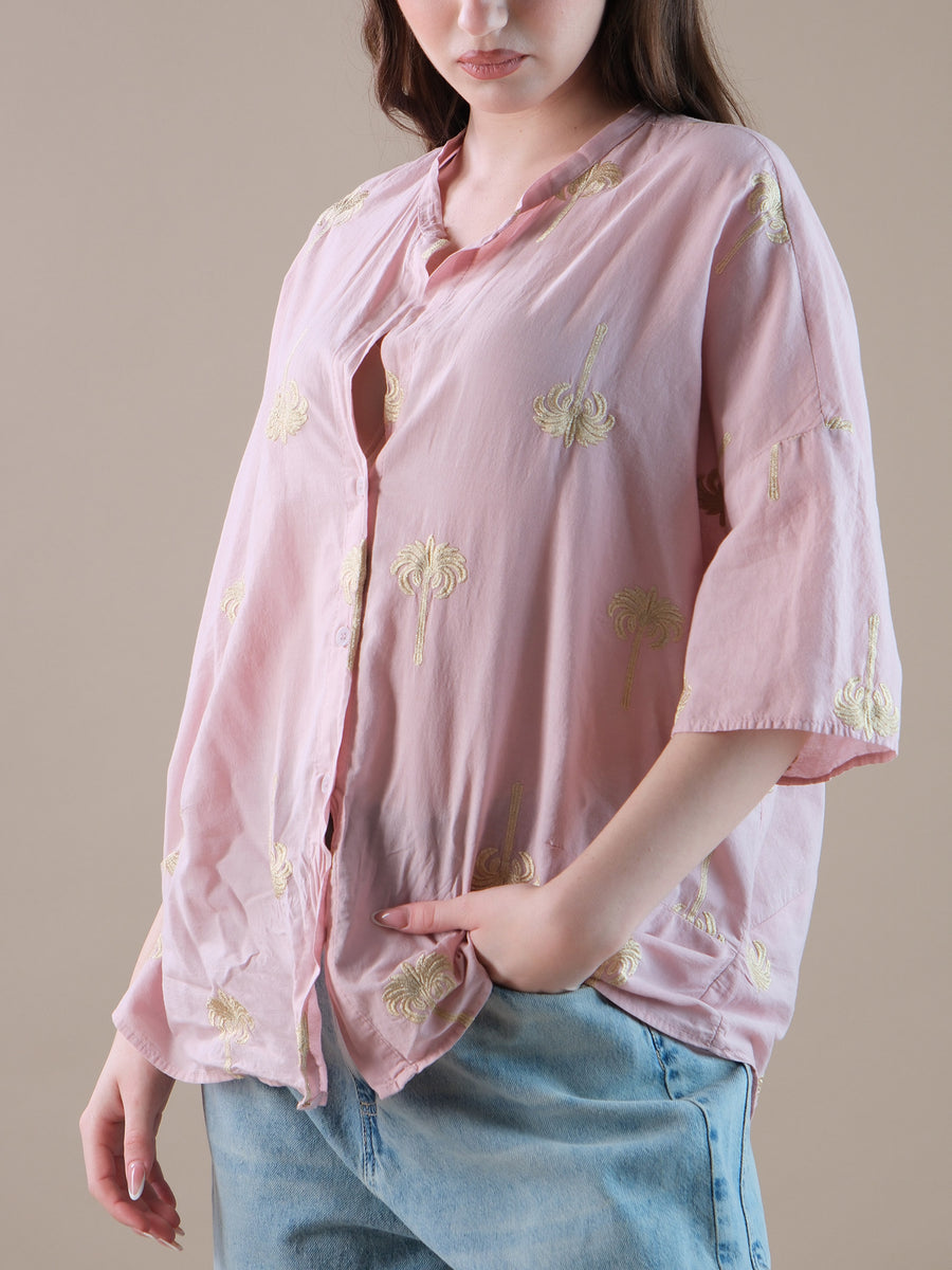 Camicia rosa con nodo e ricami