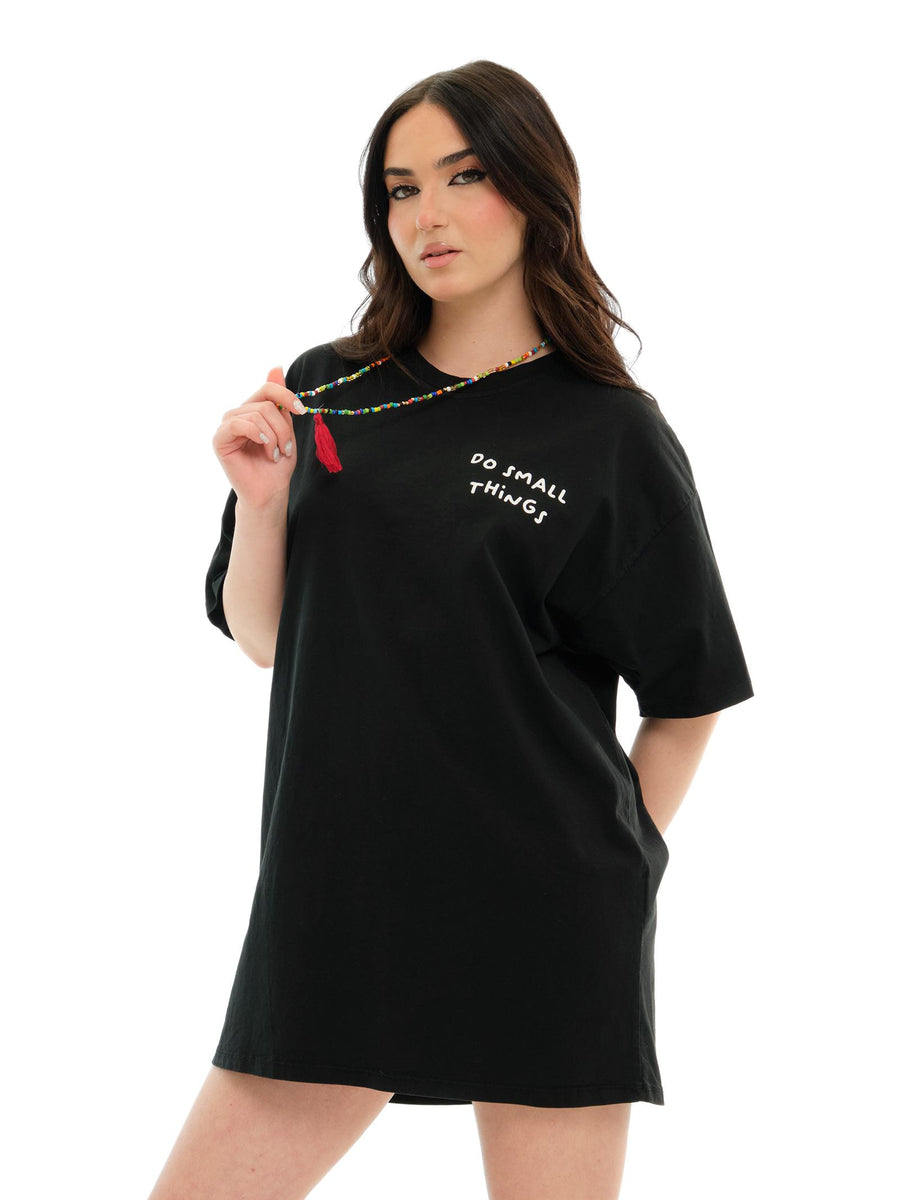 Maxi T-Shirt Vicolo nera "do small things" con collana RD0507 NE Vicolo 