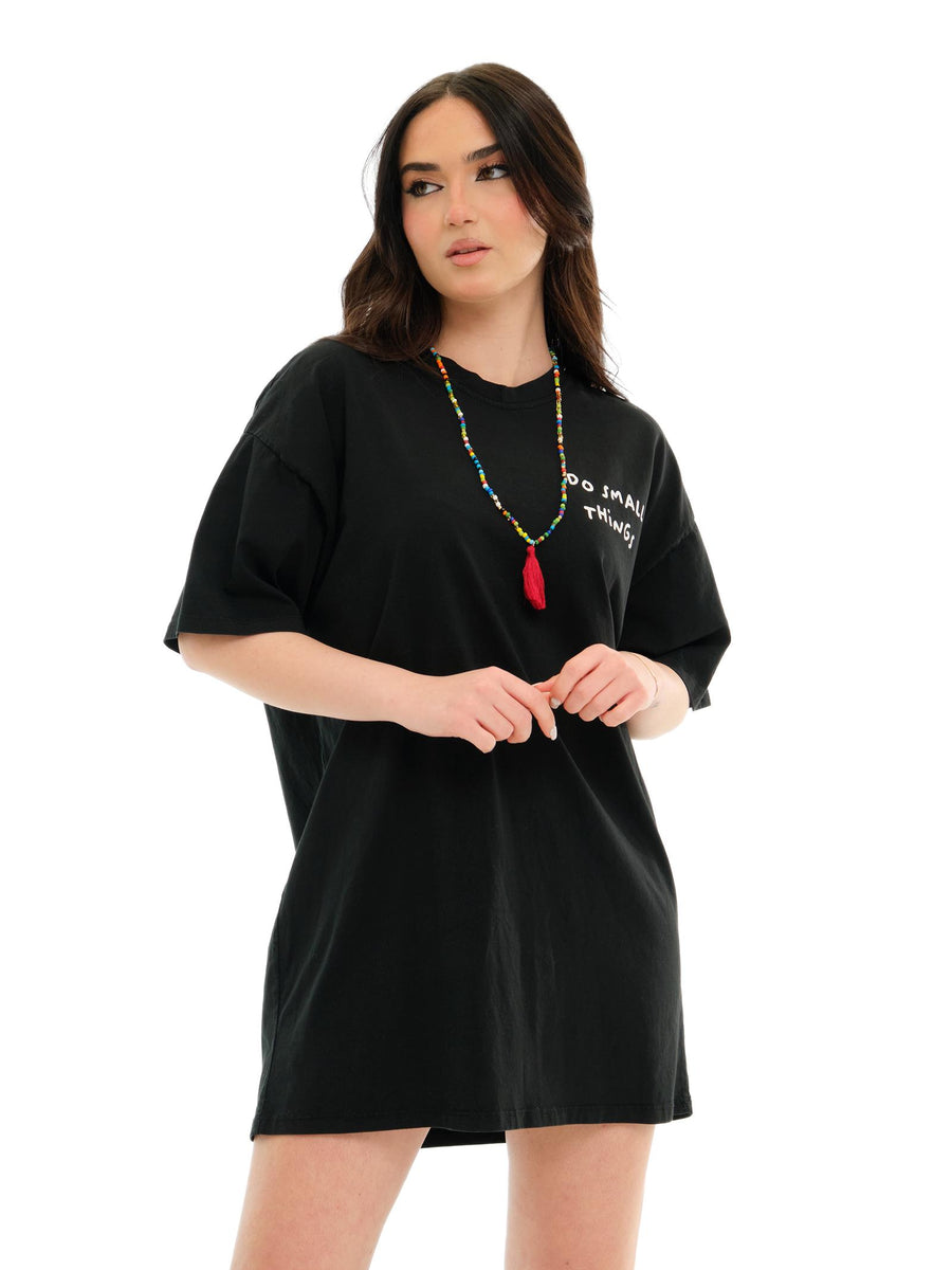 Maxi T-Shirt Vicolo nera "do small things" con collana RD0507 NE Vicolo 