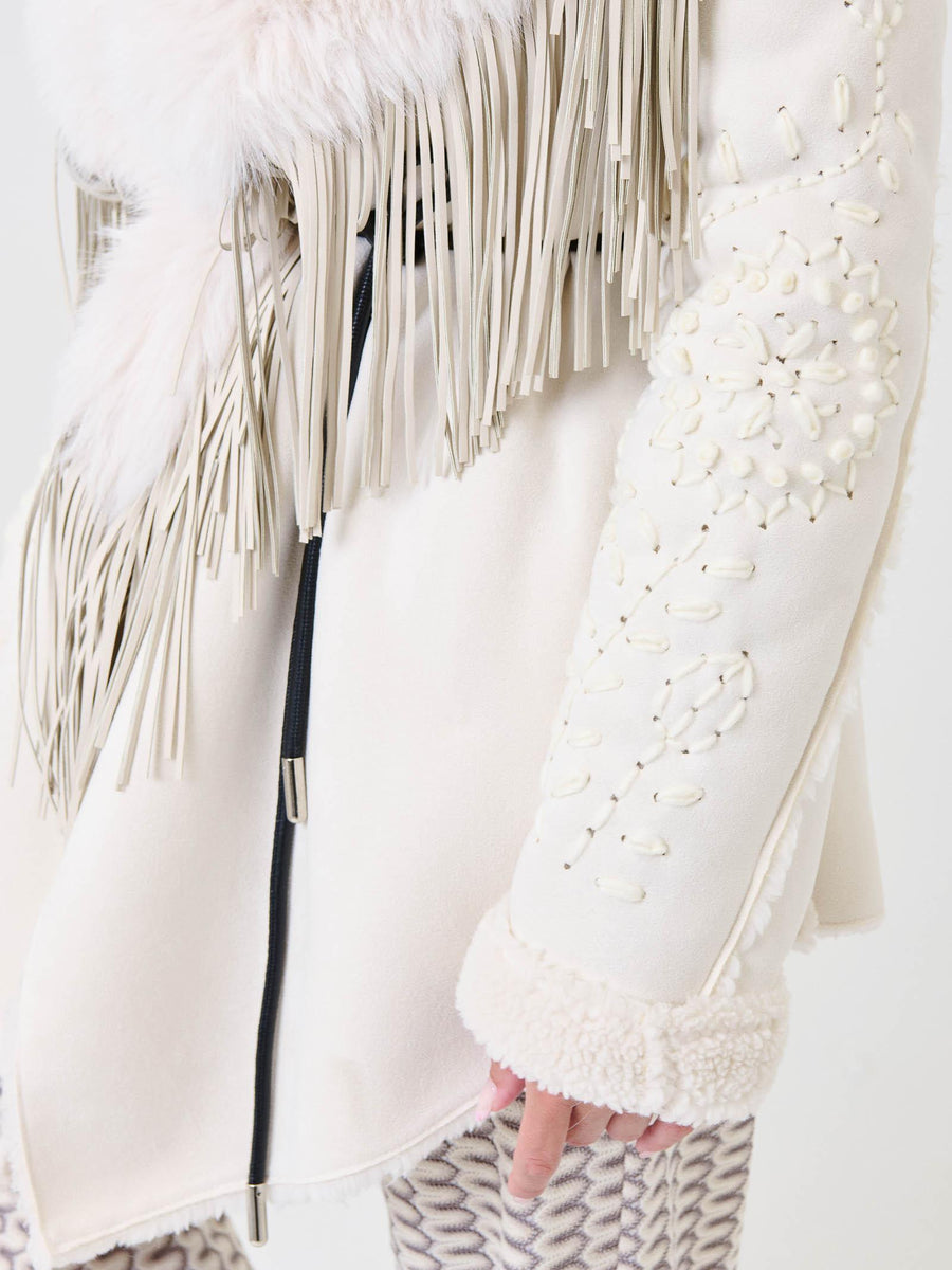 Cappotto in eco-montone Pho Firenze bianco panna con frange e ricami 3D 4324007 UNI PHO FIRENZE 