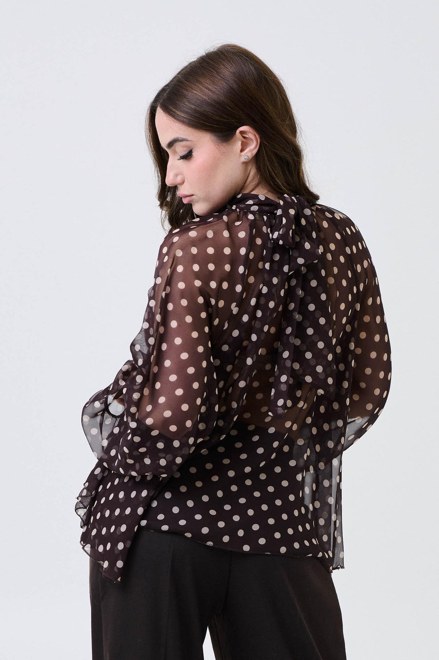 Blusa in chiffon pois Armoire marrone con volant e collo arricciato H4672 UNI Armoire 