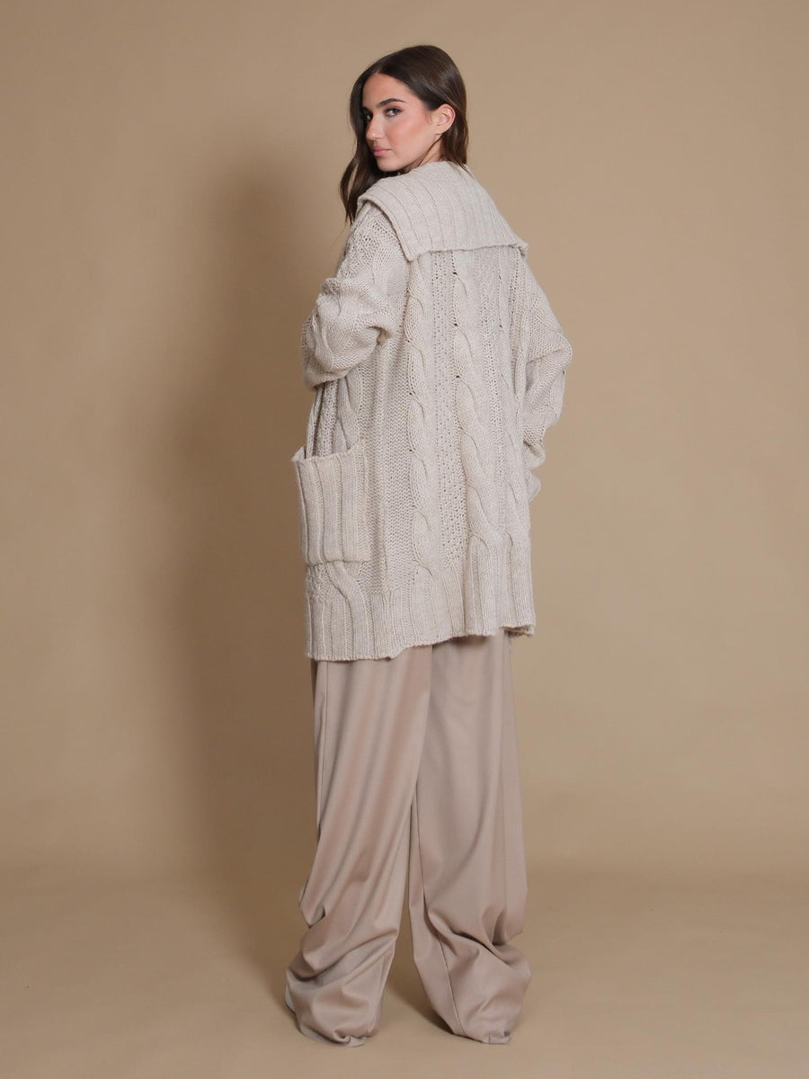 Cardigan Hinnominate nocciola con motivo treccia e etichetta sul polso HMABW01277 NOCCIOLA Hinnominate 