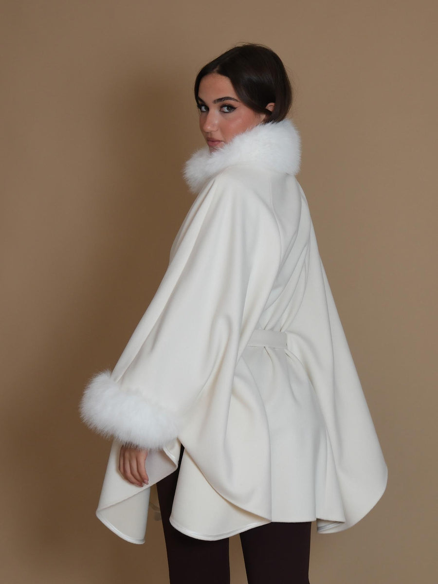 Mantella Armoire con pellicciotto al collo e maniche panna GN003 PANNA Armoire 