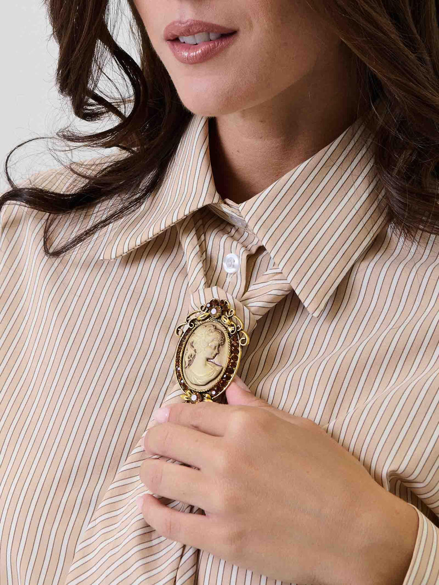 Camicia a righe Vicolo beige con maxi fiocco e dettaglio spilla TF1024 BEIGE Vicolo 