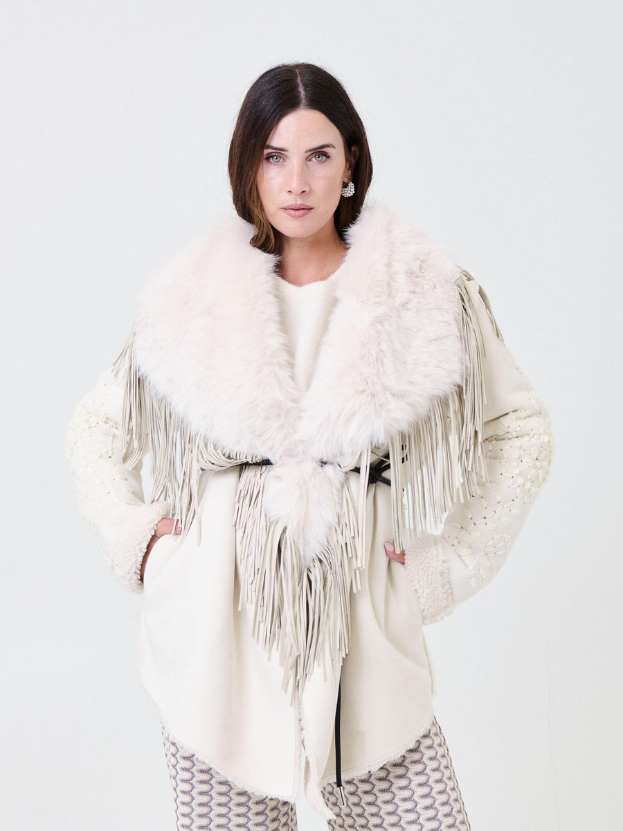 Cappotto in eco-montone Pho Firenze bianco panna con frange e ricami 3D 4324007 UNI PHO FIRENZE 