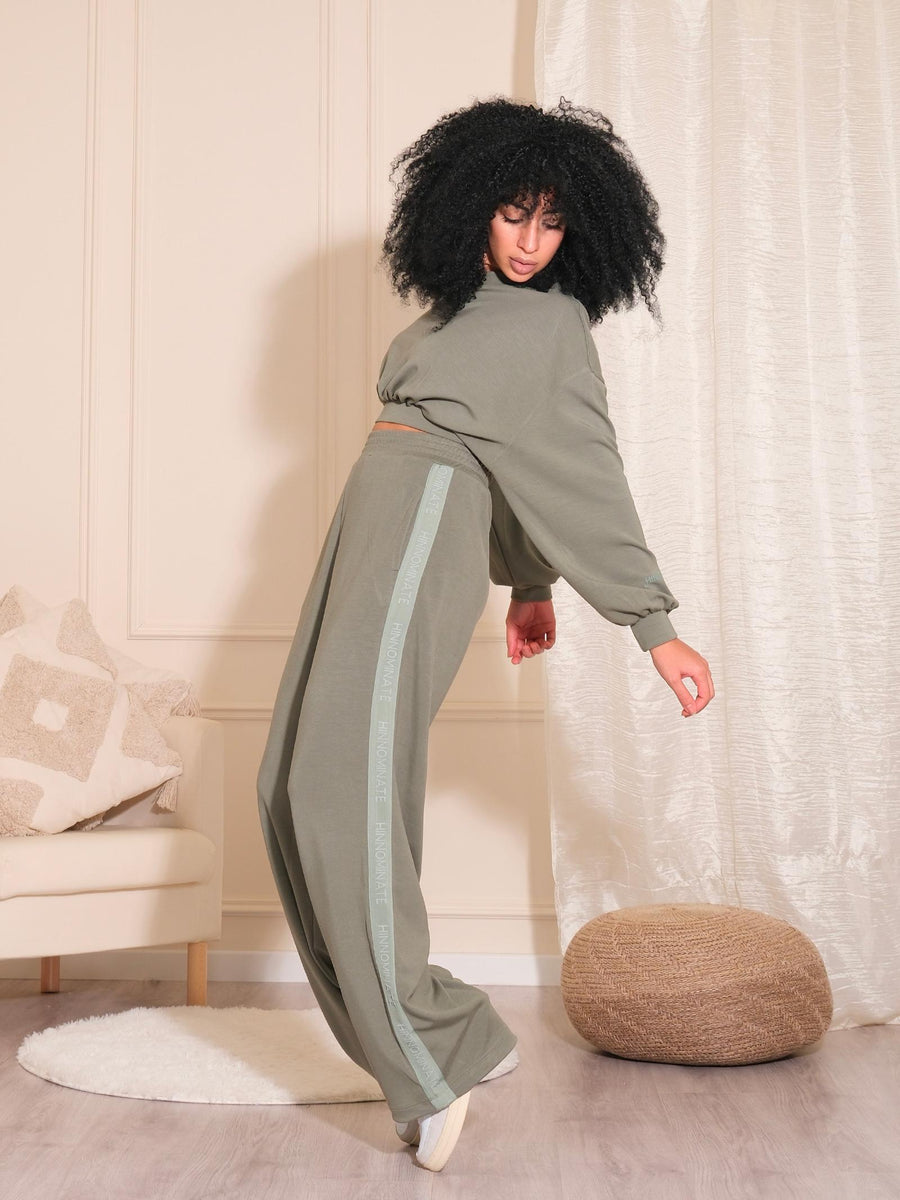 Pantalone a palazzo Hinnominate verde salvia con banda logata laterale HMABW01057 SALVIA Hinnominate 