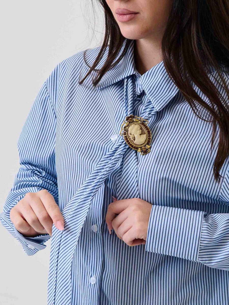 Camicia a righe Vicolo azzurra con maxi fiocco e dettaglio spilla TF1024 AZZURRO Vicolo 