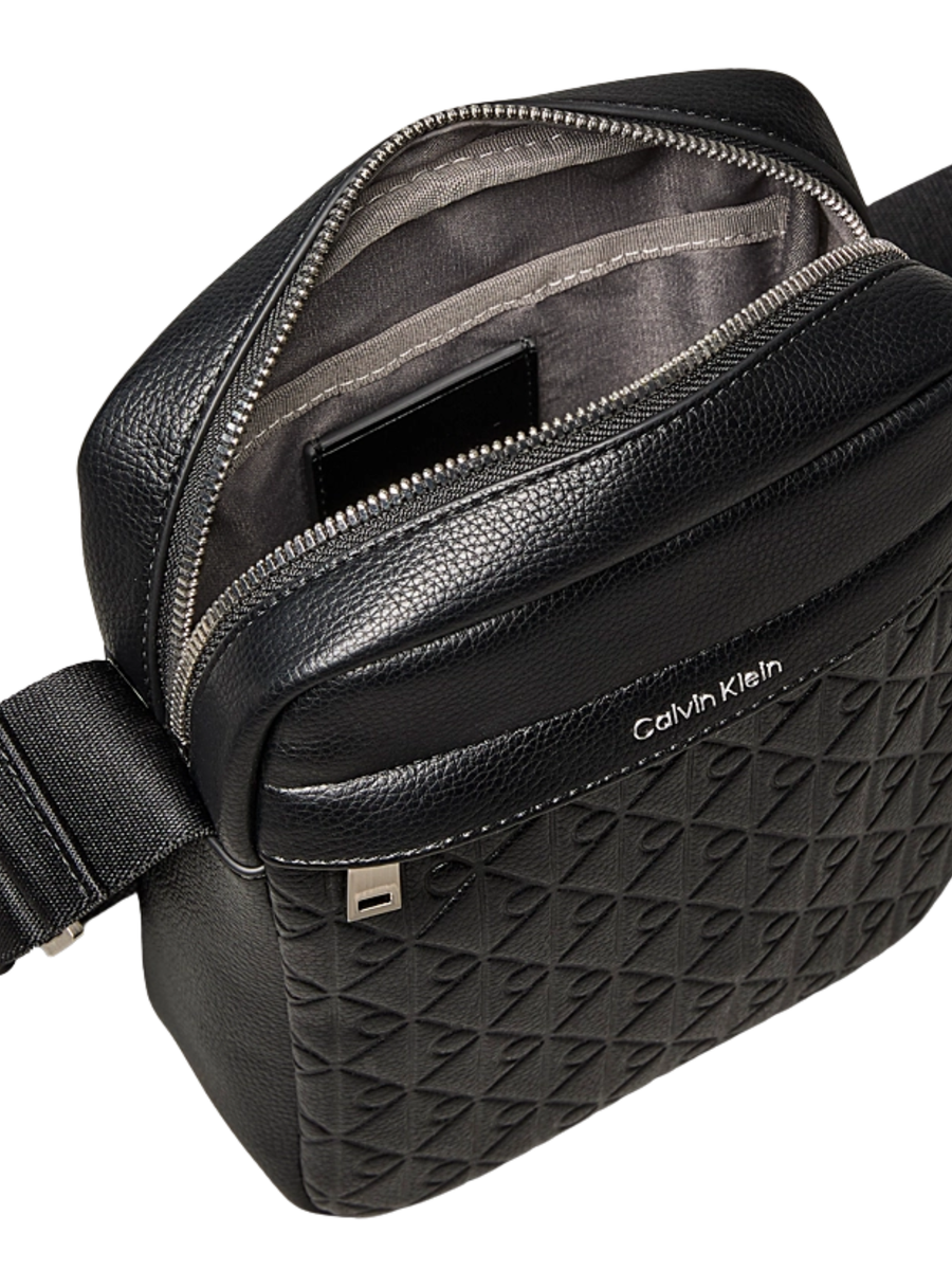 Borsello Calvin Klein nero con monogram stampato all over LV04D3204G UB1 Calvin Klein 
