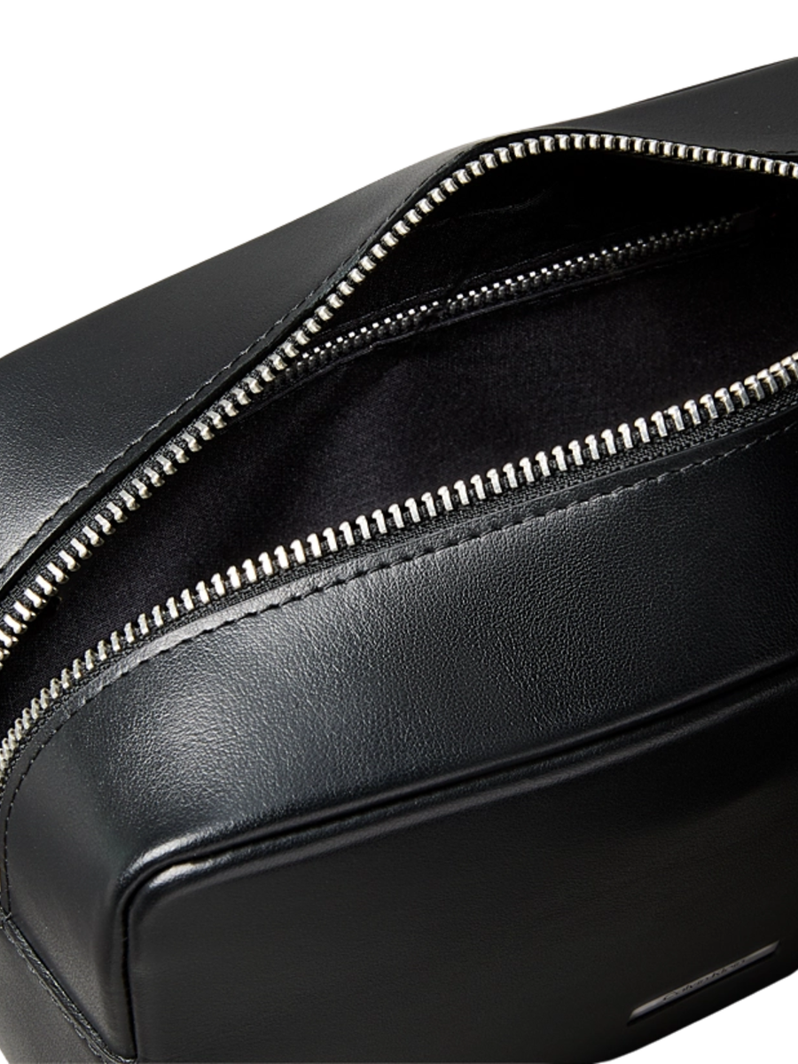 Astuccio da bagno Calvin Klein nero in pelle LV04D1132G UB1 Calvin Klein 