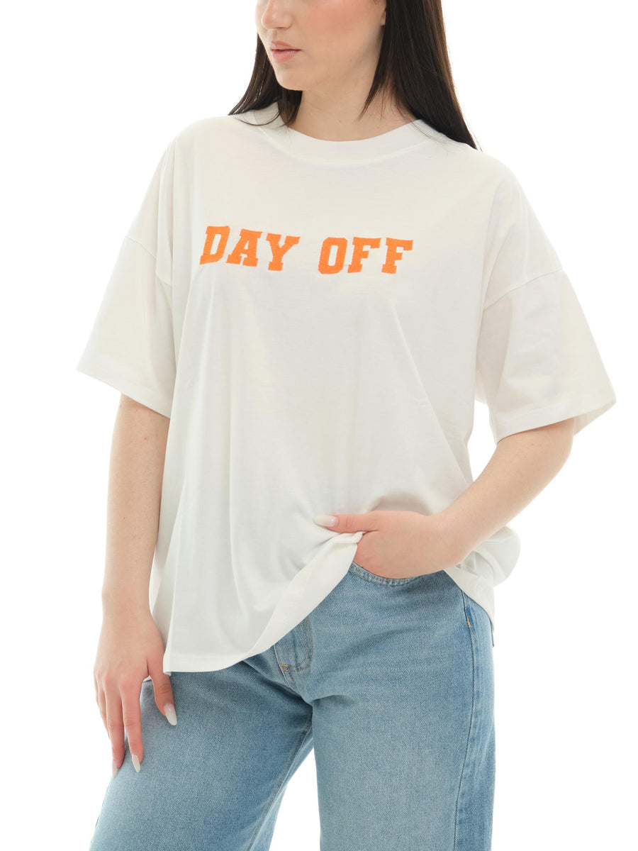T-Shirt Vicolo bianca con ricamo "day off" RD0729 BIA Vicolo 