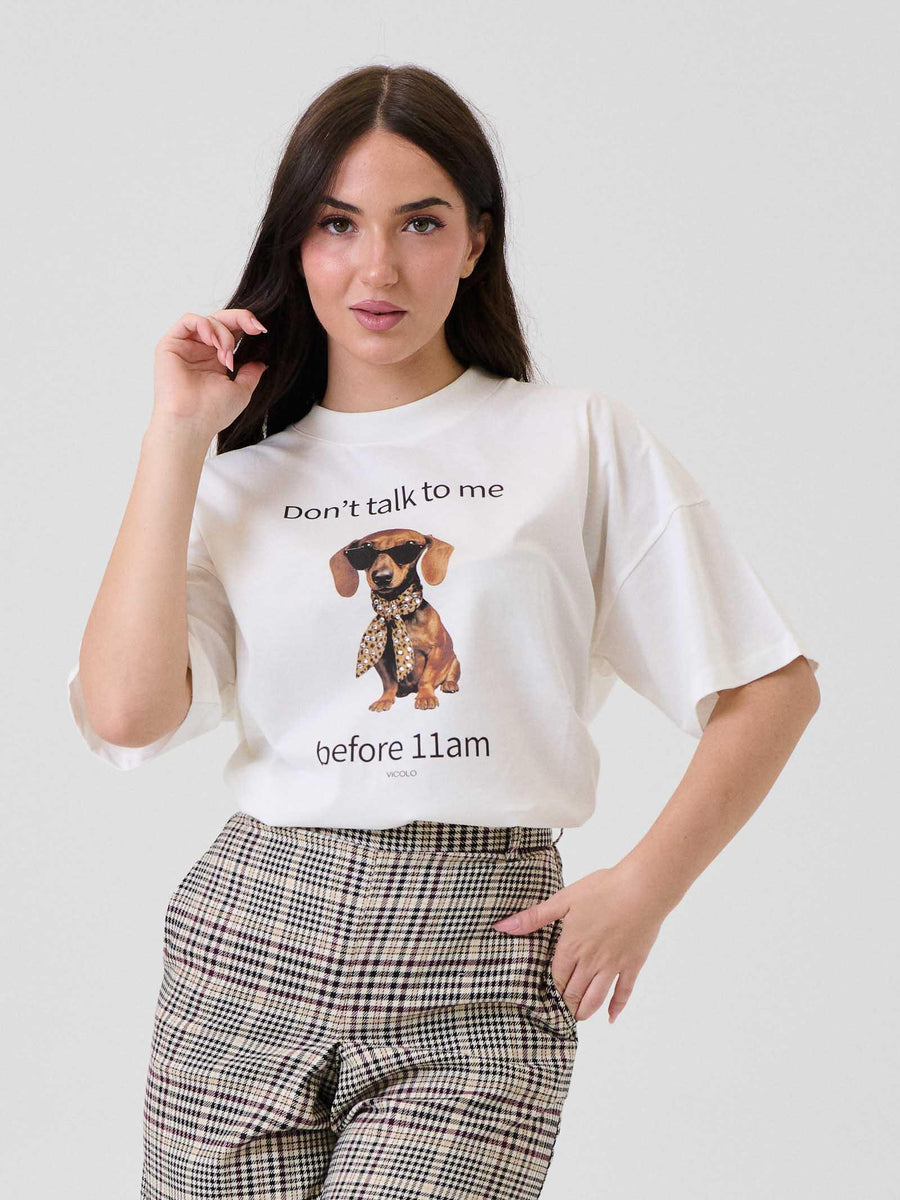 T-Shirt Vicolo bianca con stampa bassotto "before 11am" e strass RF0091 BIA Vicolo 