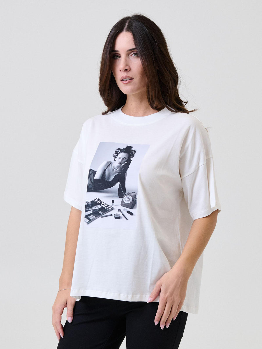 T-Shirt over Vicolo bianca con stampa modella in posa bianco/nero RF0417 UNI Vicolo 