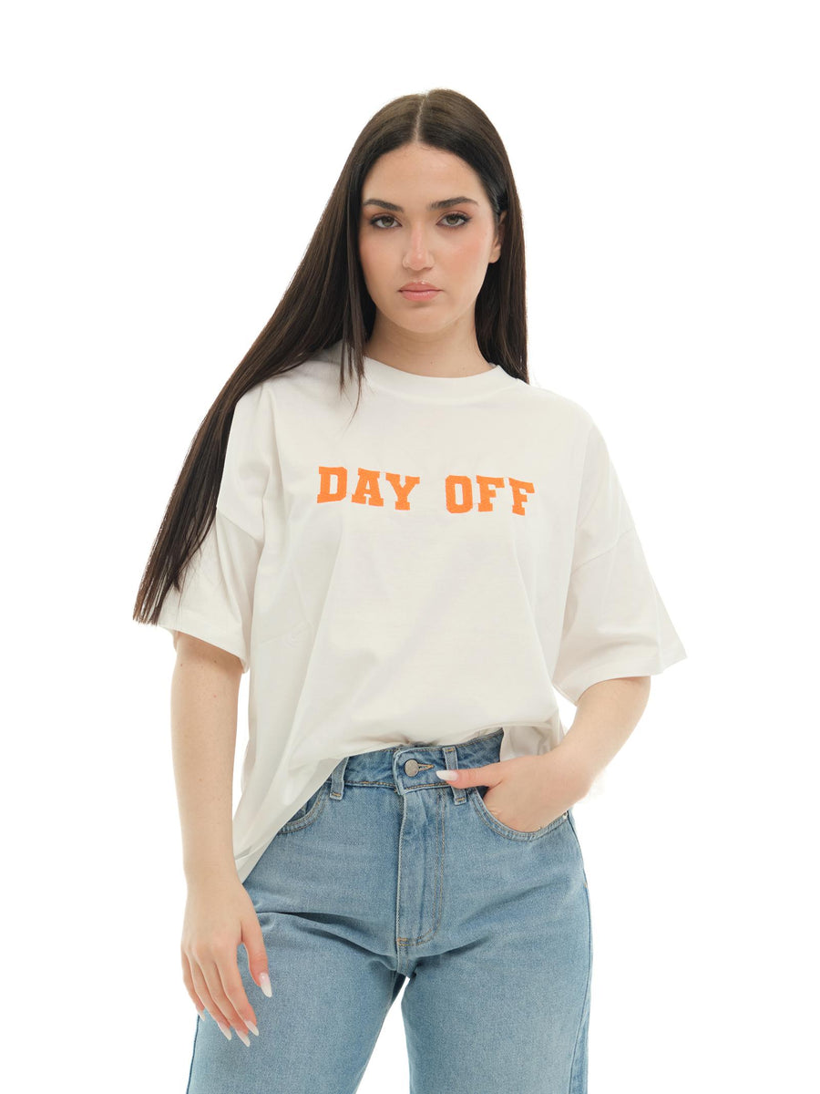 T-Shirt Vicolo bianca con ricamo "day off" RD0729 BIA Vicolo 