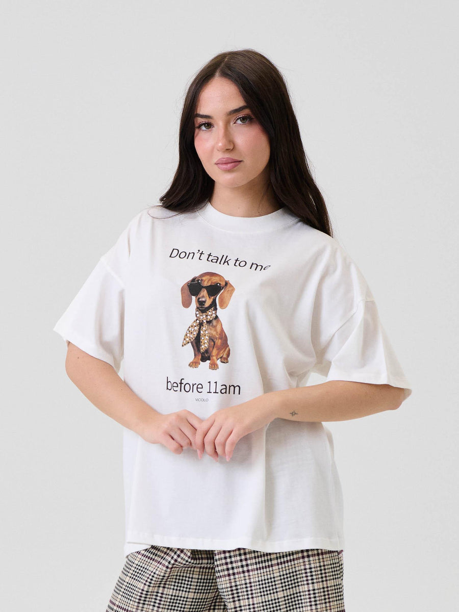 T-Shirt Vicolo bianca con stampa bassotto "before 11am" e strass RF0091 BIA Vicolo 