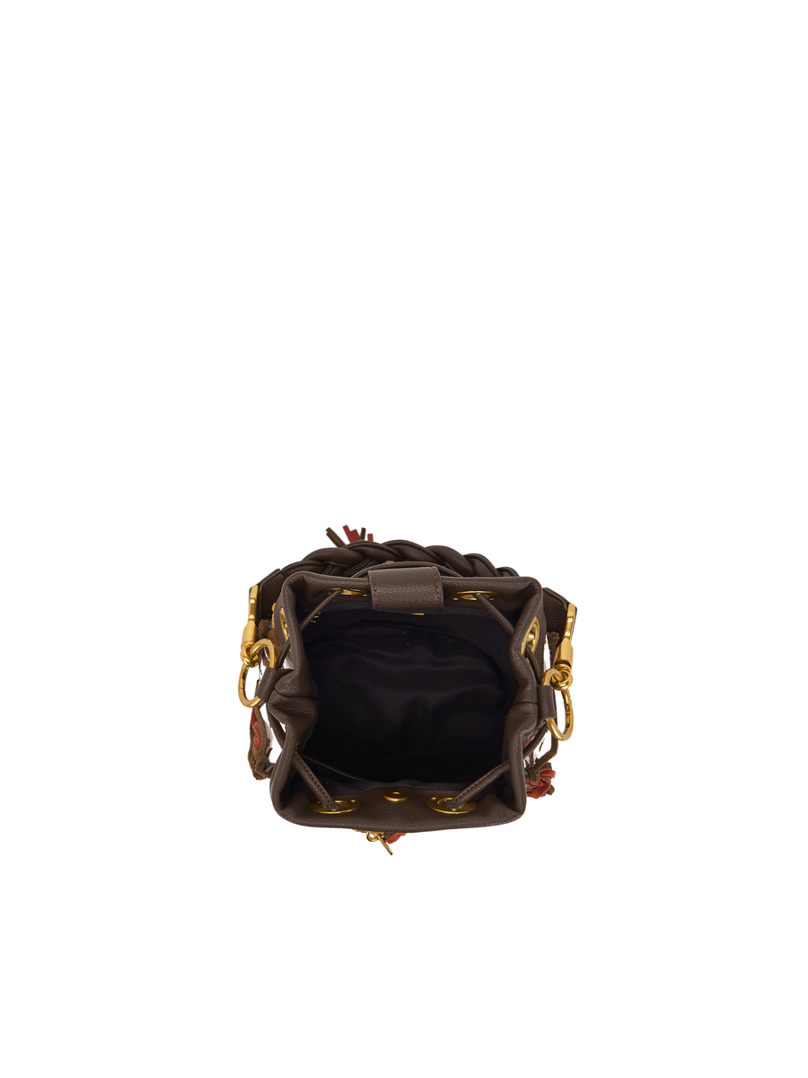 Borsa a secchiello La Carrie Bag marrone intrecciata con borchie 151MEM118SHR MUBR La Carrie Bag 