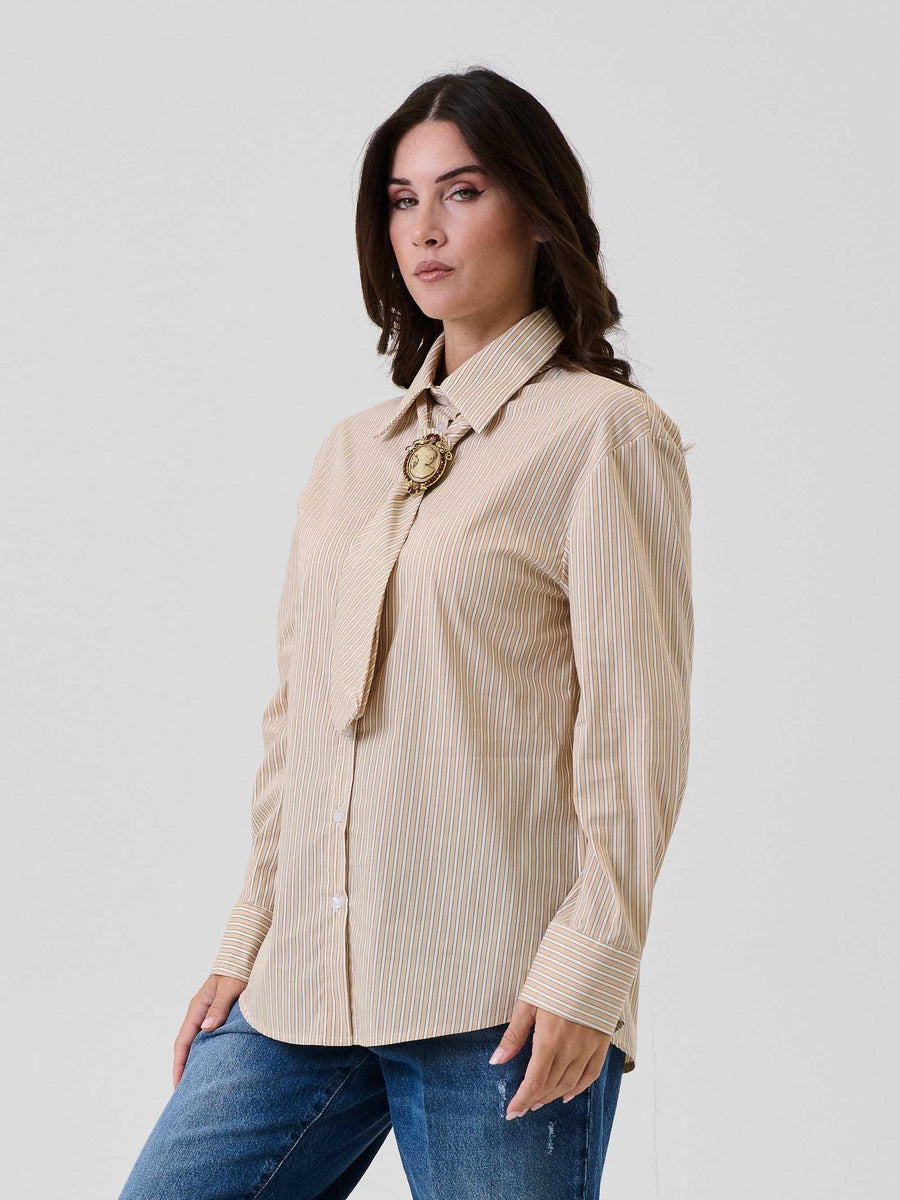 Camicia a righe Vicolo beige con maxi fiocco e dettaglio spilla TF1024 BEIGE Vicolo 