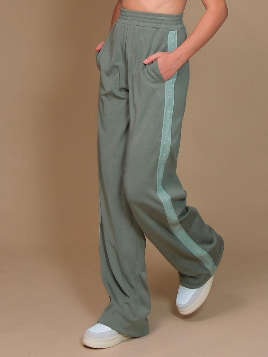 Pantalone a palazzo Hinnominate verde salvia con banda logata laterale HMABW01057 SALVIA Hinnominate 