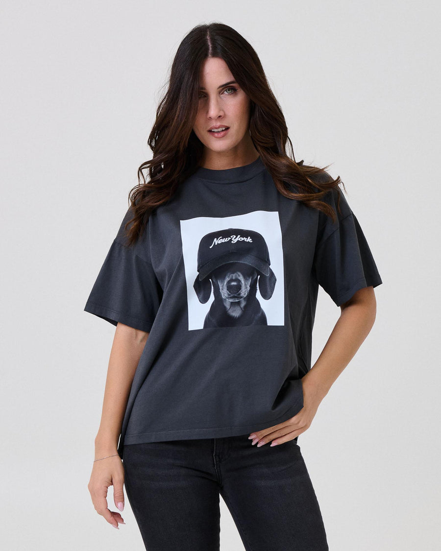 T-Shirt over Vicolo grigia con stampa bassotto con cappello bianco e nero RF0418 UNI Vicolo 