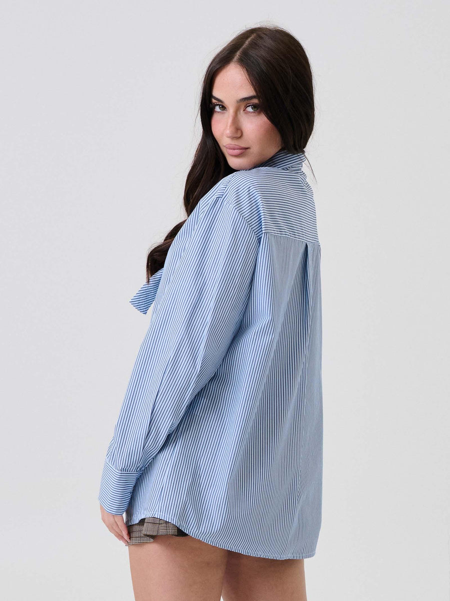 Camicia a righe Vicolo azzurra con maxi fiocco e dettaglio spilla TF1024 AZZURRO Vicolo 