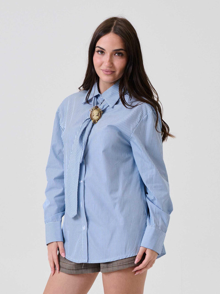 Camicia a righe Vicolo azzurra con maxi fiocco e dettaglio spilla TF1024 AZZURRO Vicolo 