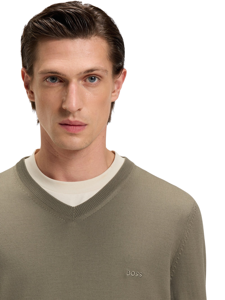 Maglia Boss verde salvia con scollo a V 50476363 245 Boss 