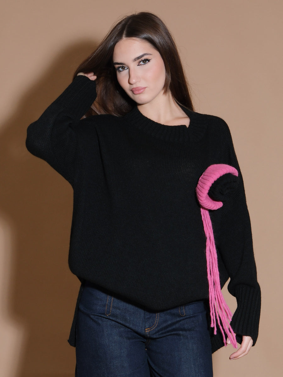Maglione nero con maxi rosa in maglia applicata