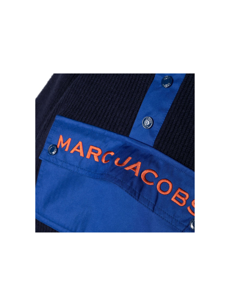 Maglione blu con bottoni e tasca frontale