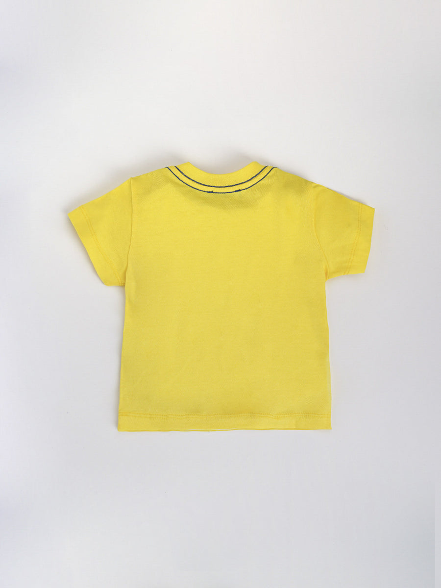 T-shirt gialla con grafica a contrasto