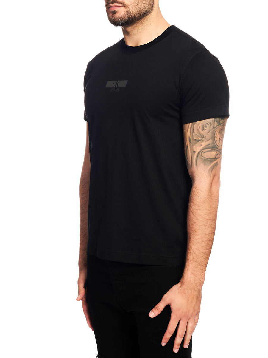T-shirt nera con logo iridescente