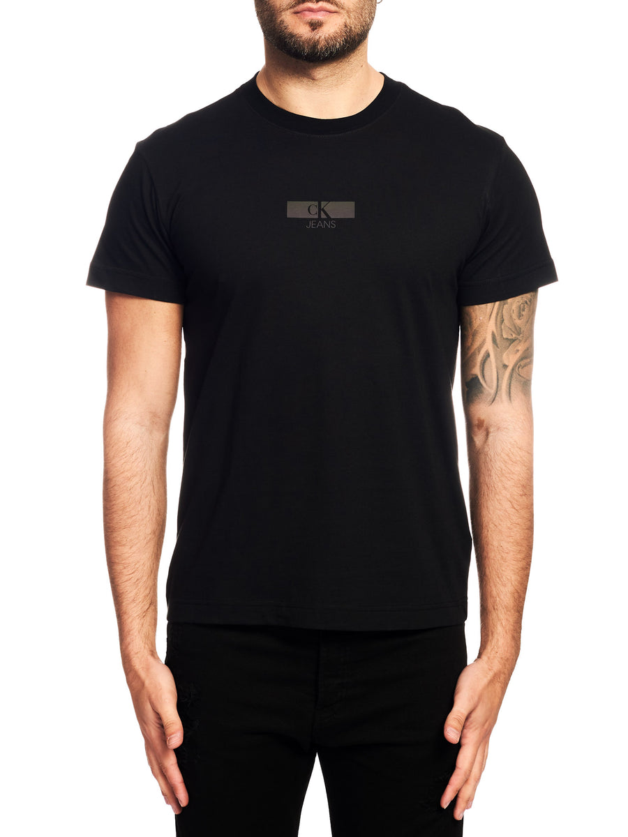 T-shirt nera con logo iridescente