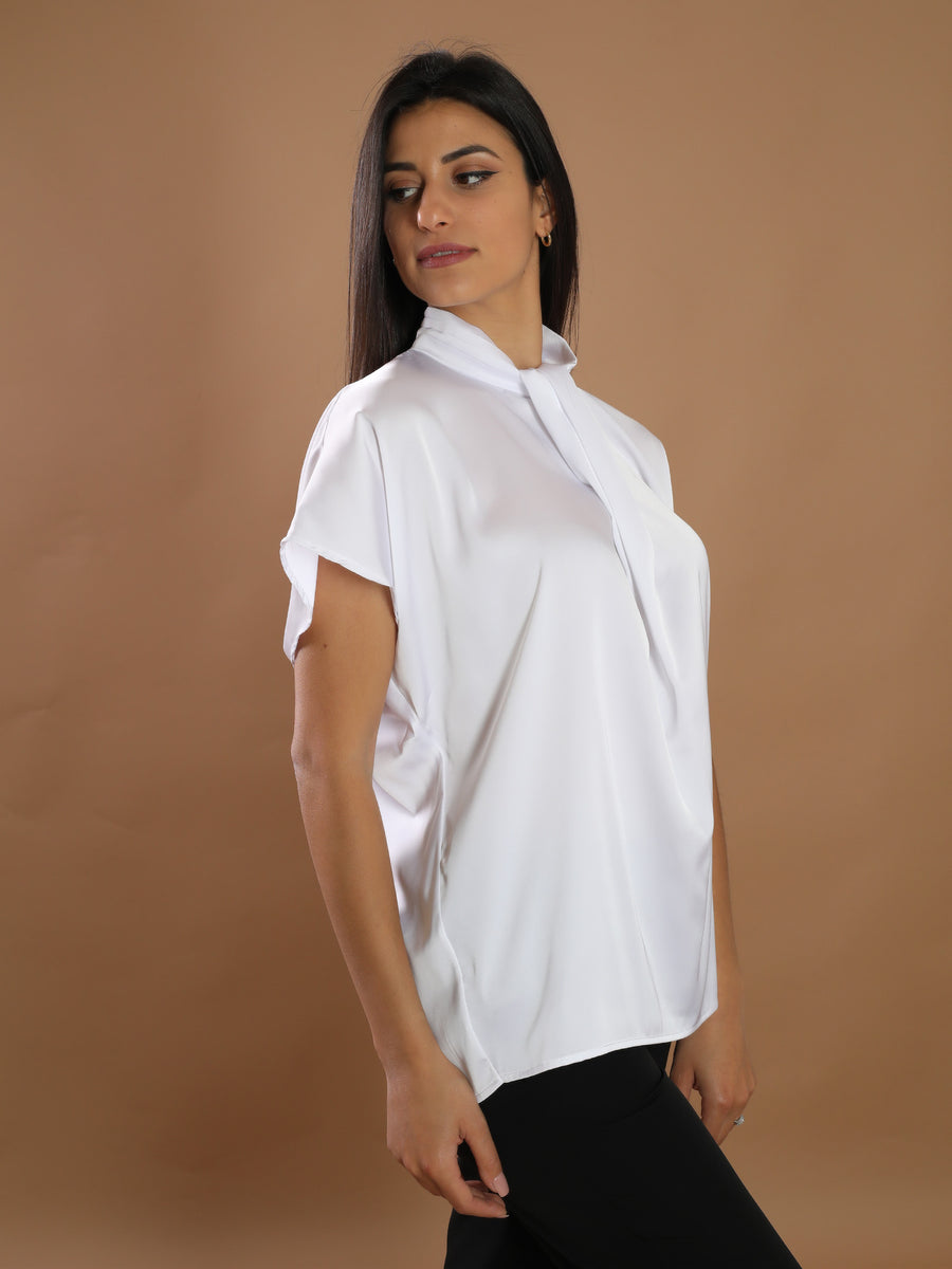 Blusa bianca con collo quadrato