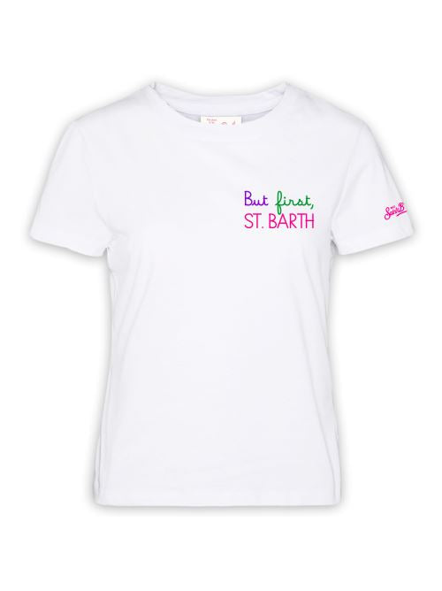 T-shirt bianca con scritta colorata "But first, St. Barth"